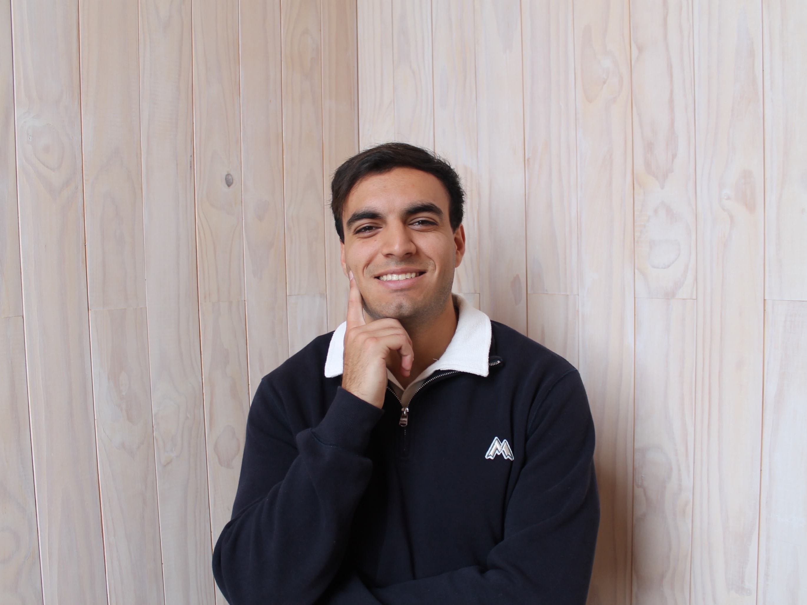 Andrés Benavides sonriendo